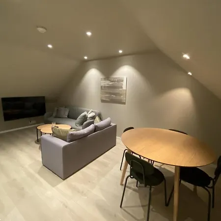 Bright & 2nd Floor Walking Distance To Everything & Parking Apartmán