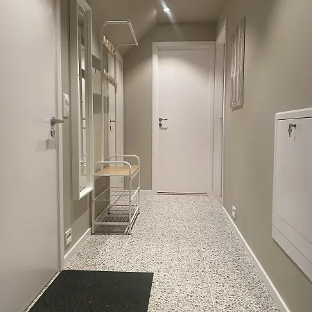 Bright & 2nd Floor Walking Distance To Everything & Parking